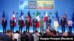 Лідери G7, президент України Володимир Зеленський, президент Європейської ради Шарль Мішель і голова Єврокомісії Урсула фон дер Ляєн на саміті НАТО, Вільнюс, 12 липня 2023 року