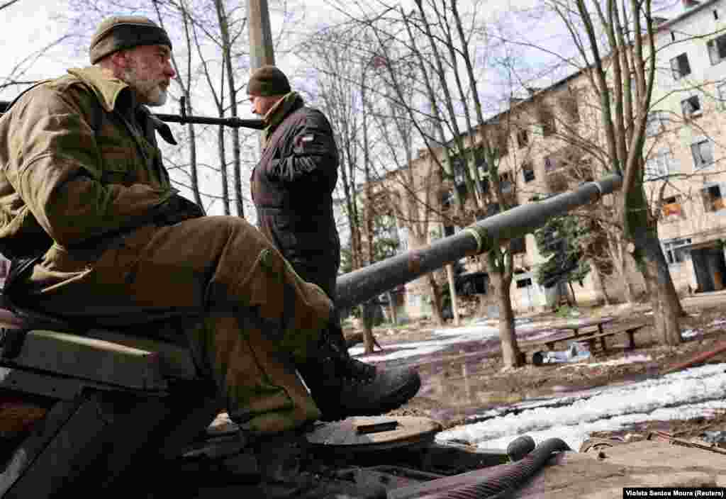 Українські військові кажуть, що, за їхніми підрахунками, у місті залишається від 1000 до 5000 людей, в основному літніх та немічних. До війни населення Бахмуту налічувало 70 000 жителів