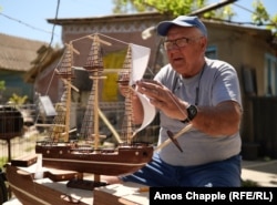 Artamon, un marinar lipovean pensionat, construiește o machetă de navă în curtea sa din Sarichioi.
