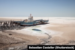 Jezero Urmia, jedno od najvećih slanih jezera na svijetu, smanjilo se posljednjih decenija zbog dugotrajnih suša, brana i izdvajanja vode za poljoprivredu.