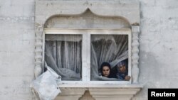Palestinke gledaju kroz prozor u gradu Rafa, tokom tektućeg sukoba Izraela i Hamasa, Pojas Gaze 2. april 2024. 