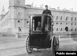 Ruski inženjer Hipolit Romanov demonstrira električnu kočiju- sopstveni izum ispred Gatčinske palate, u blizini Sankt Peterburga, početkom 1900-ih.