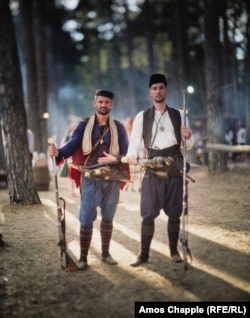 Daniel i Ivan iz Sofije obučeni kao hajduci -- grupe ljudi kršćana koji su se borili protiv osmanskih vlasti širom srednje i istočne Evrope od 1500-ih.