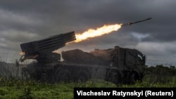 Українські артилеристи ведуть вогонь з реактивної системи залпового вогню «Вампір» по позиціях російських військ. Неподалік Авдіївки на Донеччині, 31 травня 2023 року
