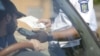 Cei care refuză testarea cu aparatul de depistare a prezenței substanțelor psiohactive, respectiv a alcoolului, vor rămâne fără permis până când vor primi rezultatul analizelor de laborator.