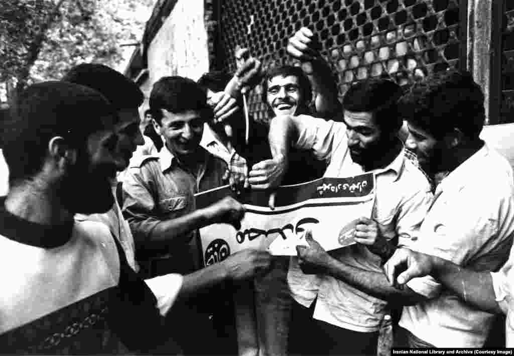 حامیان روح‌الله خمینی نام محمد مصدق را از خیابان‌های تهران در روز ۲۵ خرداد ۱۳۶۰ کندند