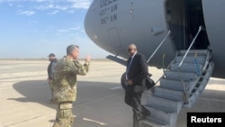 Američkog ministra odbrane Lloyda Austina pored aviona dočekuje general-major Metju Mekfarlejn, tokom njegovog nenajavljenog putovanja u Bagdad, Irak, 7. marta 2023. 