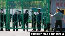 "Ako su zatvorenici plaćali da izađu na uslovnu kaznu, sada će plaćati da se ne nađu na spisku i odu u rat", rekao je predstavnik nevladine organizacije o predloženom novom zakonu koji omogućava mobilizaciju osuđenika.