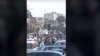 Таҷаммӯи кормандони Маркази савдои "Лола" дар шаҳри Кӯлоб. Акс аз навори видеоии корбари Радиои Озодӣ 26 май гирифта шудааст 