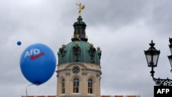 Balon s logotipom njemačke krajnje desne stranke Alternativa za Njemačku (AfD) ispred berlinske palače Charlottenburg ukrašene zastavama duginih boja 24. septembra 2021. (ilustrativna fotografija)