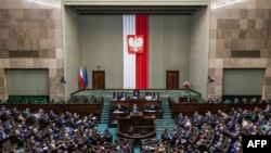 Доналд Туск говори пред депутатите след гласуването в полския парламент
