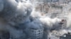 Fumul se ridică desupra orașului Gaza, bombardat de Israel ca răspuns la atacul Hamas din 7 octombrie în care au murit peste 1.300 de persoane. 