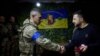 Украинанын президенти Владимир Зеленский Харьковдо аскерлерди сыйлап жаткан учур. 16-май, 2024-жыл. 