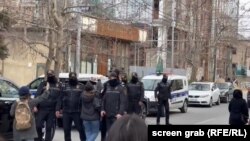 Ադրբեջան - Ոստիկանները Toplum TV-ի գրասենյակի մոտ, Բաքու, 6-ը մարտի, 2024թ. 