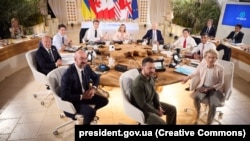 Predsjednik Ukrajine Volodimir Zelenski (u prvom planu) na sastanku G7 u Italiji, 13. 6. 2024.