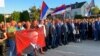 Protestatarii sârbi bosniaci poartă portrete ale președintelui rus Vladimir Putin în timpul unei adunări în sprijinul liderului Milorad Dodik în Sarajevo de Est, în septembrie 2023.