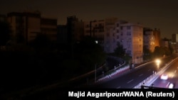 نمایی از یکی از محلات تهران که در اواسط تیرماه با خاموشی دست به گریبان بود