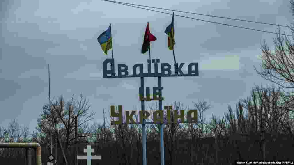 Авдеевка – это Украина. Два месяца назад начальник Авдеевской городской военной администрации Виталий Барабаш в интервью Суспільному сообщил, что с начала полномасштабного вторжения РФ в Украину в этом городе погибли 75 человек, 170 жителей получили ранения. Москва с самого начала полномасштабного вторжения отрицает целенаправленные атаки на гражданских, несмотря на наличие свидетельств и доказательств этого