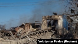 Рятувальники працюють на місці російських авіаударів у селі Липці Харківської області, Україна, 10 квітня 2024 року. Фото ілюстративне