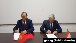 Кыргыз-тажик топографиялык топторунун жолугушуусунда протоколго Кыргызстан тараптан Министрлер кабинетинин чек ара боюнча өкүлү Назирбек Бөрүбаев кол койду. 
