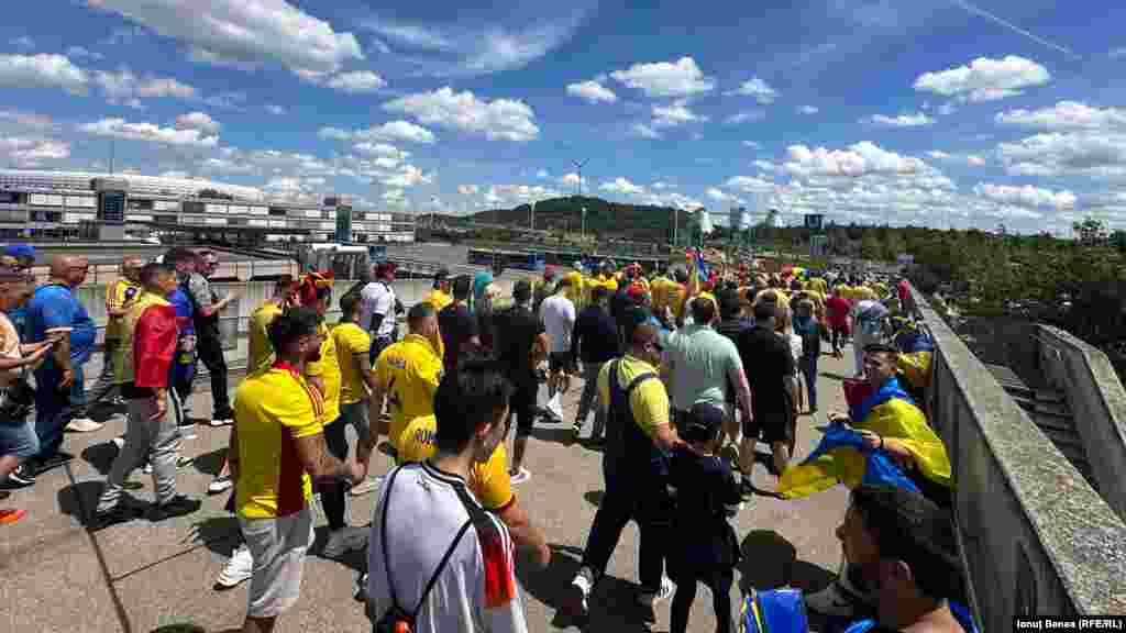Mulțimea de suporteri români s-a îndreptat spre Allianz Arena din Munchen, cu câteva ore înainte de începutul partidei dintre România și Ucraina.