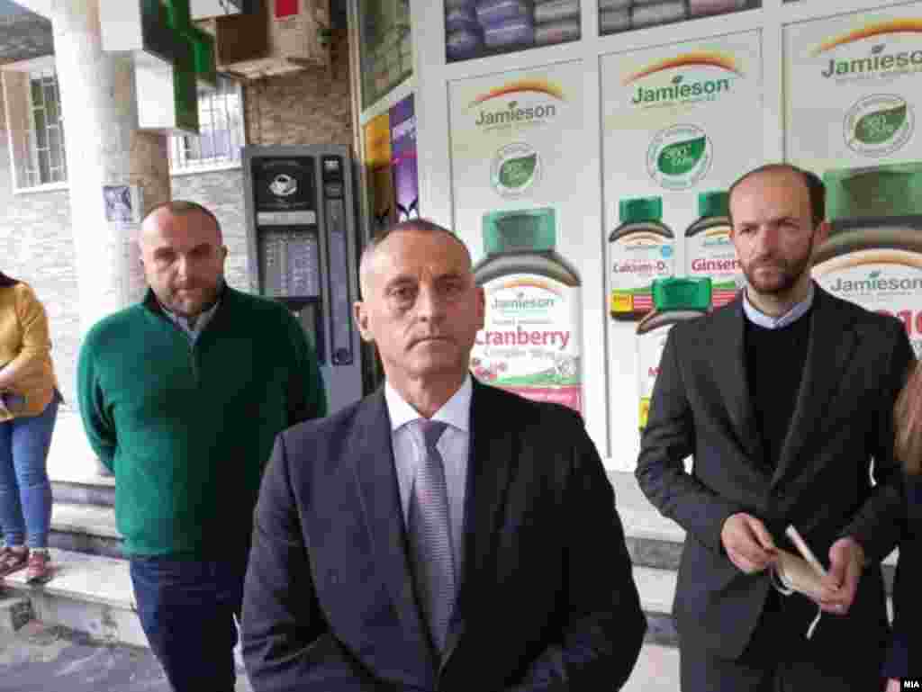 МАКЕДОНИЈА - Улогата на матичните лекари да се засили, да се намалат административните процедури за хронична терапија, но и дел од пациентите да добијат можност за преглед кај матичниот лекар ако претходно електронски си закажат термин. Министерот за здравство, Фатмир Меџити најави реформи во примарното здравство за кои вели дека веќе се почнати.
