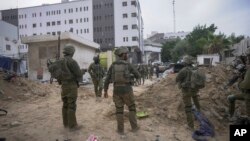 Израелски войници стоят пред болницата "Ал-Шифа" в Газа, 22 ноември 2024 г.