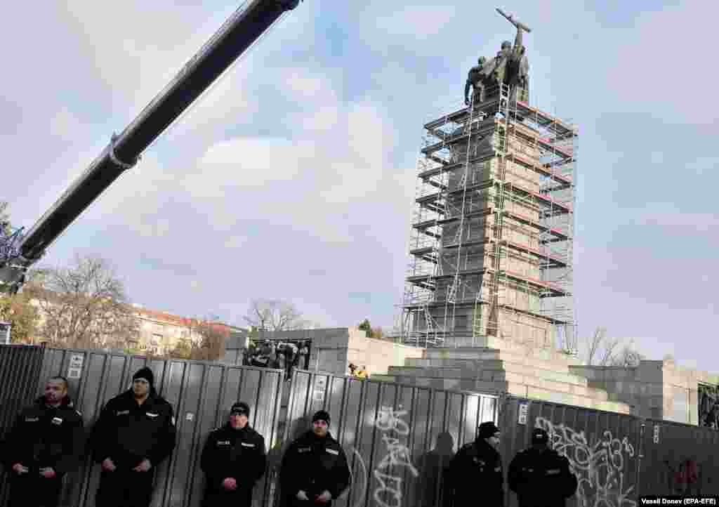 Полиция оцепила памятник перед его сносом 12 декабря. После полномасштабного вторжения России в Украину в 2022 году памятник стал предметом споров. Он неоднократно подвергался атакам вандалов, нередко на постаменте писали месседжи в поддержку Украины 