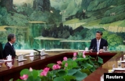Antony Blinken s-a întâlnit la Beijing cu președintele Xi Jinping. Întâlnirea a fost confirmată cu doar 45 de minute înainte de a avea loc. Coregrafia atentă a momentelor oficiale a transmis mesajul importanței pe care a avut-o vizita, spun analiștii externi.