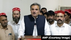 د عوامي نیشنل ګوند سیاستوال امیر حیدر خان هوتي پخوانی انځور.