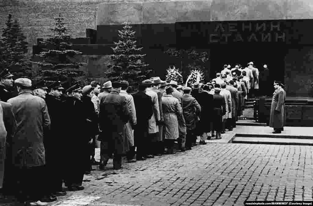 Fotografija iz 1958. prikazuje imena Lenjin i Staljin na ulazu u mauzolej na Crvenom trgu. Godine 1961., usred &quot;destaljinizacije&quot; i osude masovnih ubojstava pod Staljinom, njegovo tijelo je sklonjeno iz mauzoleja.