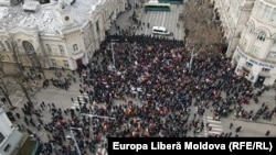 Câteva sute de oameni s-au strâns în centrul Chișinăului. Poliția susține că protestatarii încearcă să forțeze cordonul format din polițiști.