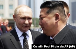 Президент Росії Володимир Путін (ліворуч) і лідер Північної Кореї Кім Чен Ин на офіційній церемонії в Пхеньяні. Північна Корея, 19 червня 2024 року