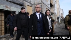 Премиерът Николай Денков и посланичката на Украйна в България Олеся Илашчук. Българска правителствена делегация посети Киев в понеделник. 