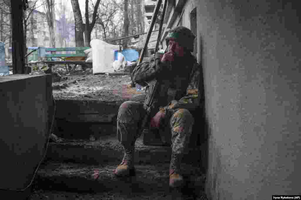 Un soldat ucrainean ia o pauză de țigară în Bahmut, pe 12 aprilie. Purtătorul de cuvânt al armatei ucrainene, Serhi Cerevatîi, a declarat pentru CNN pe 11 aprilie că afirmația lui Prigojin conform căreia trupele Wagner ar controla de 80% din oraș nu este adevărată. „Tocmai am fost în contact cu comandantul uneia dintre brigăzile care apără orașul. Pot afirma fără ezitare că forțele de apărare ucrainene controlează o parte mult mai mare din teritoriul orașului Bahmut”, a declarat el.