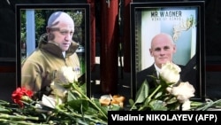 Евгений Пригожин жана Дмитрий Уткиндин элесин эскерүү үчүн коюлган сүрөттөр. Новосибирск шаары.