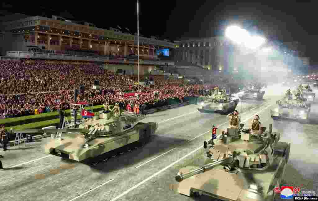 Prototipuri de tancuri nord-coreene văzute la o paradă militară din luna iulie. Armamentul fabricat în această țară asiatică săracă a fost criticat de unii analiști ca fiind nesigur după un incident din 2010, în care Coreea de Nord a lansat o ploaie de aproximativ 170 de rachete și obuze spre ținte sud-coreene de pe insula Yeonpyeong. Potrivit rapoartelor sud-coreene, mai puțin de jumătate din proiectilele lansate au atins insula. Dintre cele care au făcut-o, aproximativ un sfert nu au reușit să detoneze.