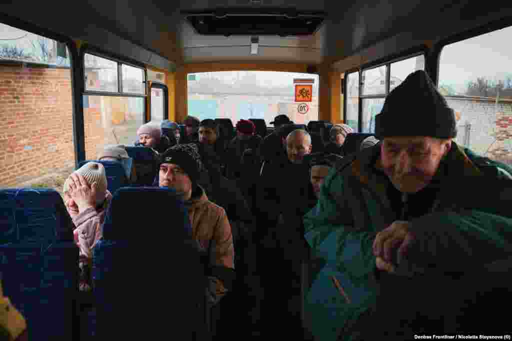 Un autobuz transportă 24 de refugiați care au acceptat să fie evacuați și duși departe de casele și de comunitatea lor. 