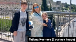 Împreună cu copiii ei, Tetiana Koșeva s-a refugiat de asaltul Hamas asupra orașului Așkelon pe holul blocului, citind pe telefonul mobil că „teroriștii au intrat în [oraș], că au împușcat oameni”.