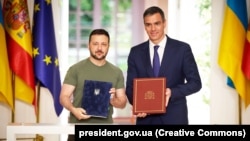 Президентът на Украйна Володимир Зеленски и премиерът на Испания Педро Санчес по време на срещата им в Мадрид на 27 май