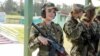 Студэнткі Нацыянальная школа прыгажосьці з аўтаматамі. Ілюстрацыйнае фота