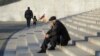 Un bătrân se uită după o mamă care își ține copilul de mână. Câte dintre șansele la educație și sănătate ale celui mic au fost influențate de votul celor doi adulți? Vor merge duminică la vot? Tu te-ai hotărât pe cine vei alege ? 