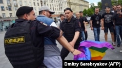 რუსეთის სპეცდანიშნულების რაზმი ლგბტ უფლებების დამცველი აქტივისტების საპროტესტო აქციას არბევენ. მოსკოვი, 30 მაისი, 2015.