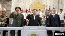 Ministar odbrane Rusije Sergej Šojgu (drugi s lijeva) na proslavi u Pjongjangu sa Kim Jong Unom (drugi s desna), 27. jul 2023. 