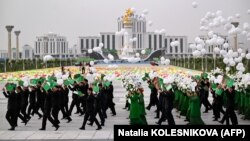 Түркмөнстан. Мамлекеттик кызматкерлер жапырт тартылган иш-чаралардын бири. Архив 