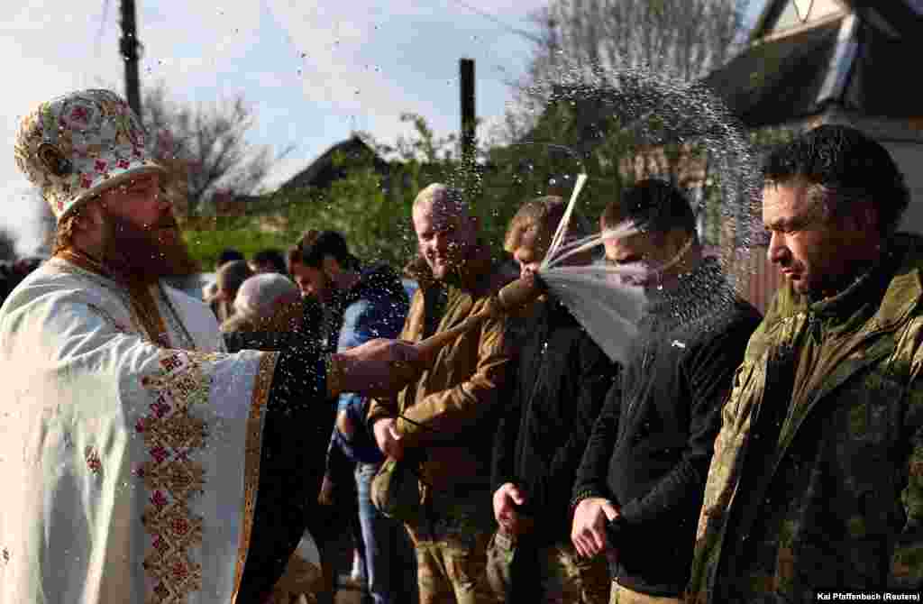 Військовий капелан Діонісій кропить українських військових свяченою водою, Дружківка, Донецька область, 16 квітня 2023 року