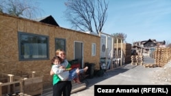 Doina Iliescu și familia sa, inclusiv patru copii mici, au ajuns să trăiască în containerele puse la dispoziție de autorități.