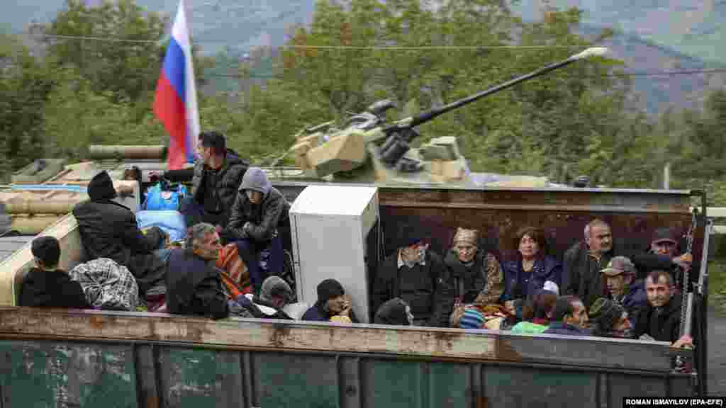 Արցախից տեղահանվածները՝ բեռնատարի ետնամասում։ Նրանք սպասում են Լաչինի անցակետն անցնելու իրենց հերթին։ Անցակետը վերահսկում են ռուս խաղաղապահներն ու ադրբեջանցի սահմանապահները։ 