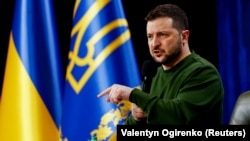 «Мы за контингент, если это часть гарантий безопасности, подчеркну, без Америки это невозможно», заявил Владимир Зеленский (на фото)