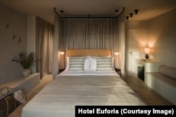 Culorile folosite pentru decorarea camerelor sunt mai degrabă pământii și duc cu gândul la nisip.